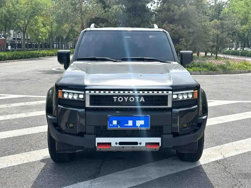 Vehicle photo 2