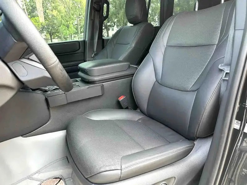 Vehicle photo 6