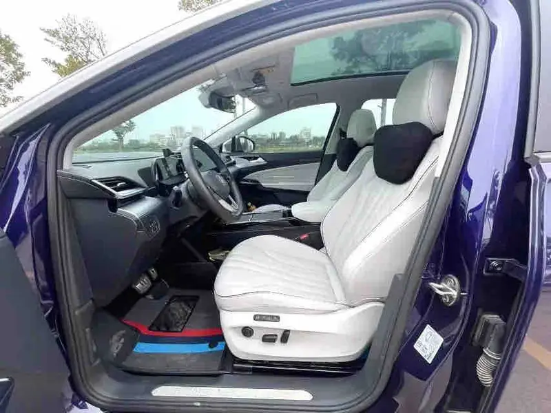 Vehicle photo 6