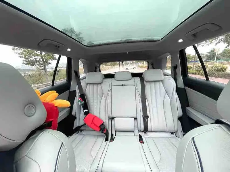 Vehicle photo 8