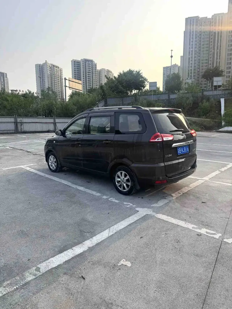 Vehicle photo 4