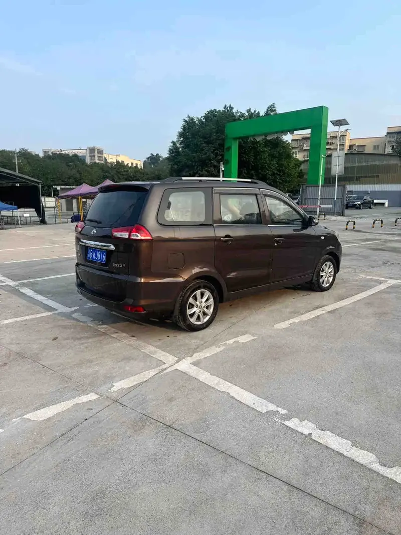 Vehicle photo 6