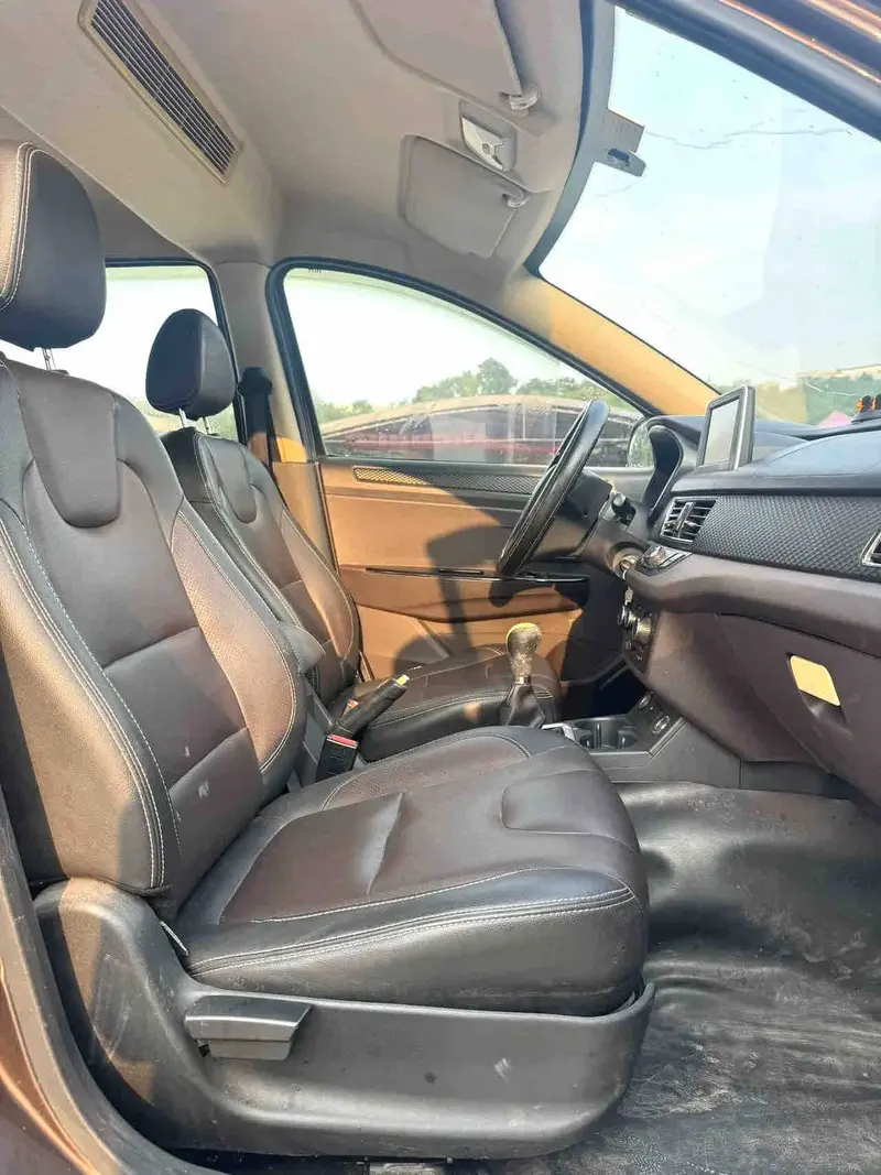Vehicle photo 7