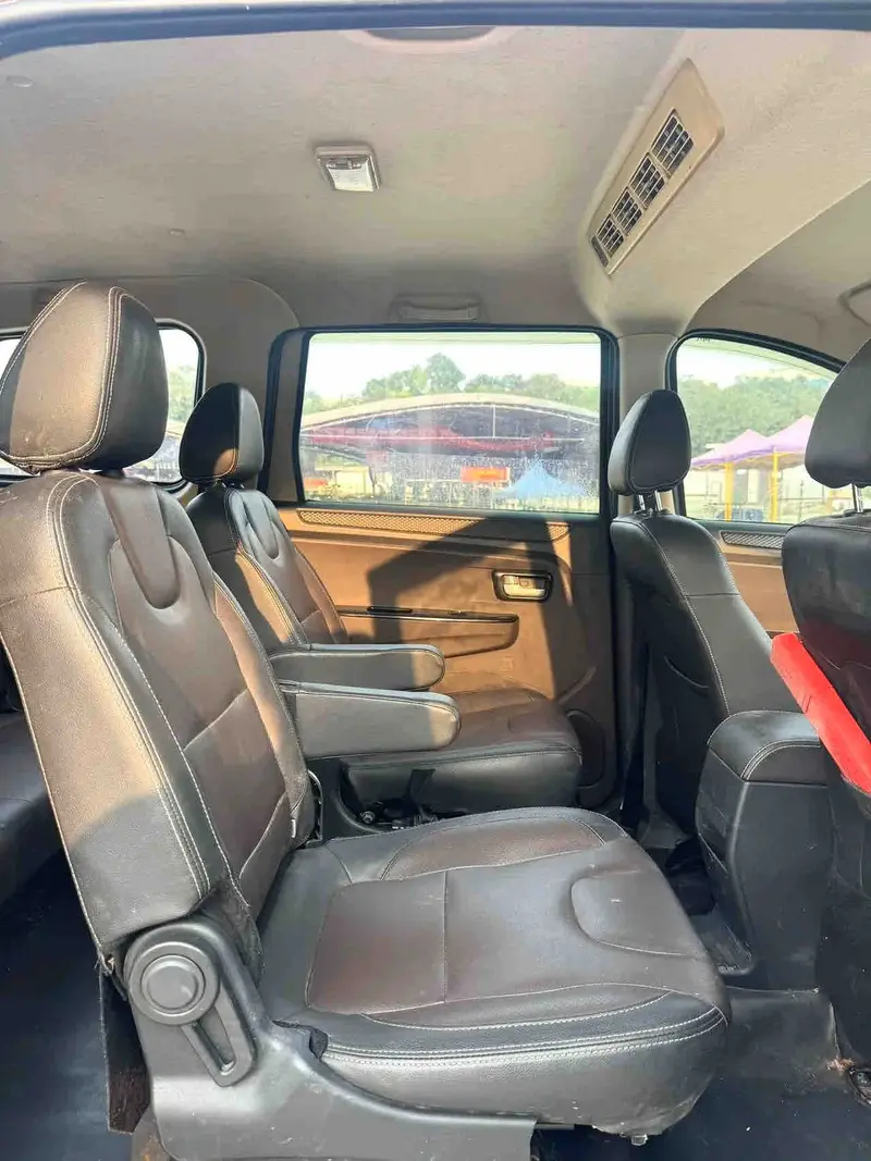 Vehicle photo 8
