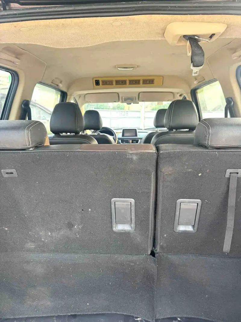 Vehicle photo 9