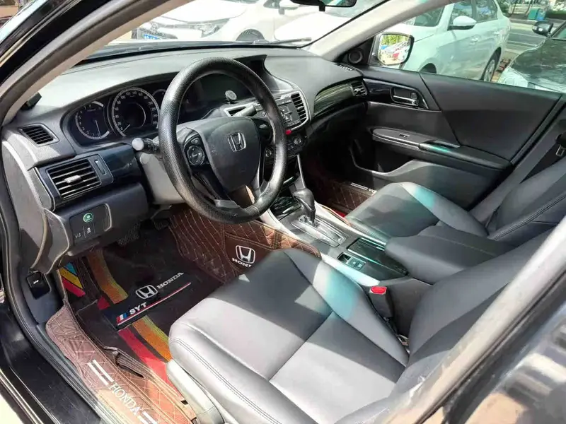 Vehicle photo 6