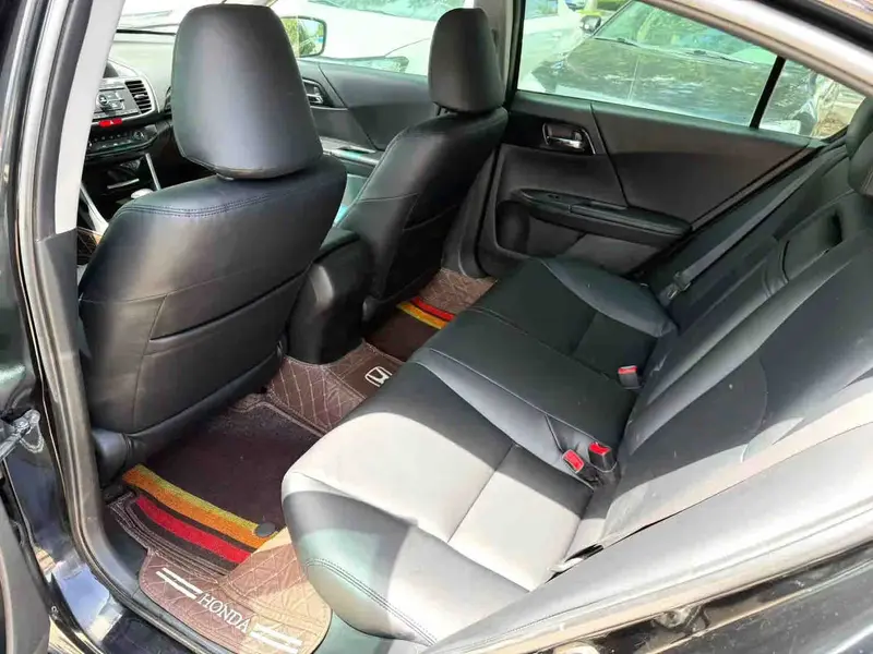 Vehicle photo 7