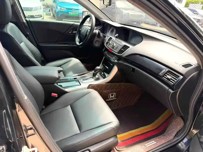 Vehicle photo 8