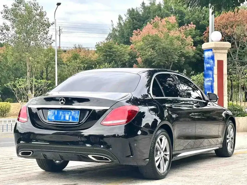 Vehicle photo 7
