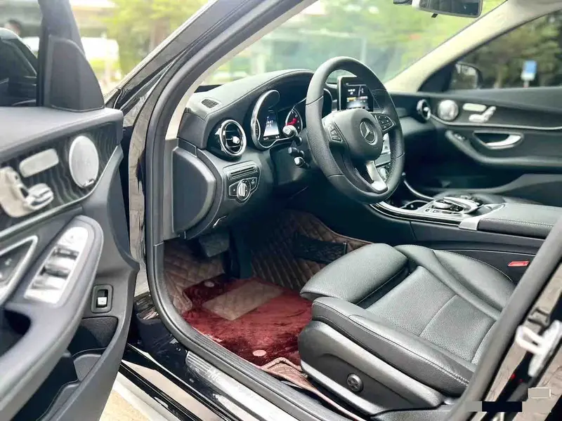 Vehicle photo 8
