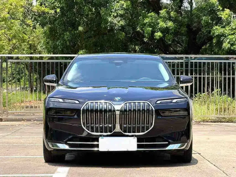 Vehicle photo 2
