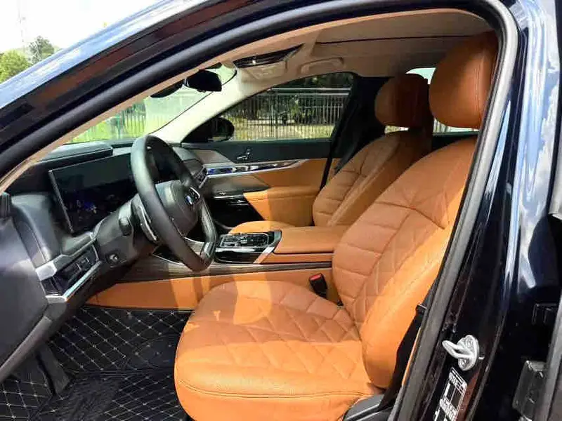 Vehicle photo 6
