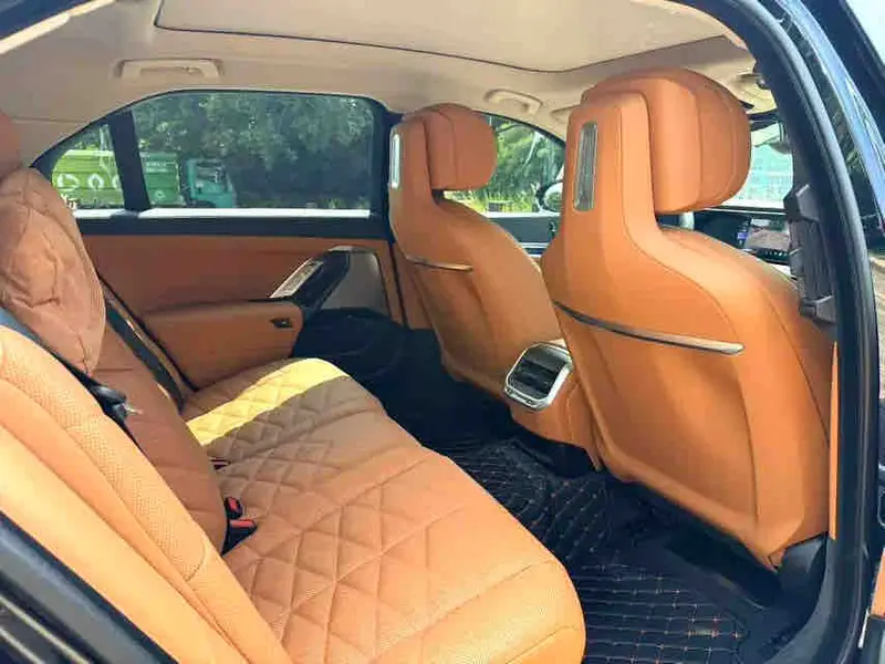 Vehicle photo 7