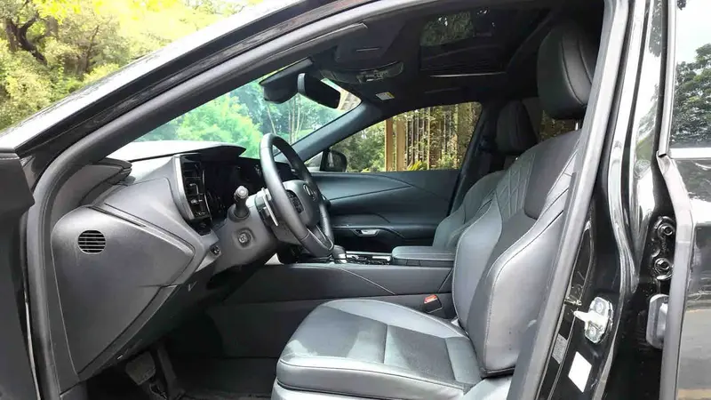Vehicle photo 7
