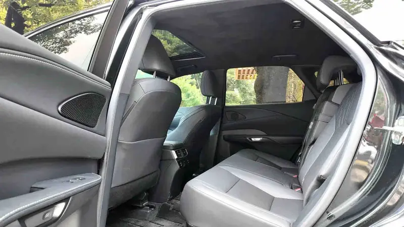 Vehicle photo 8