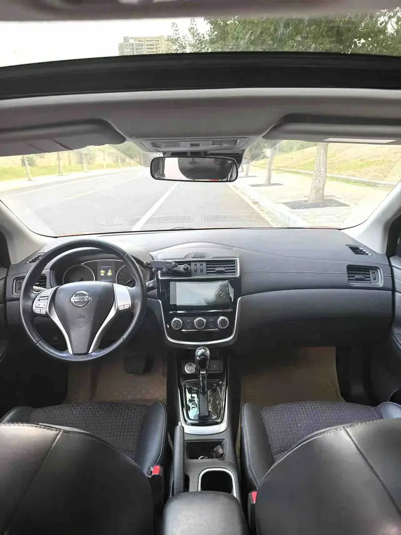 Vehicle photo 5