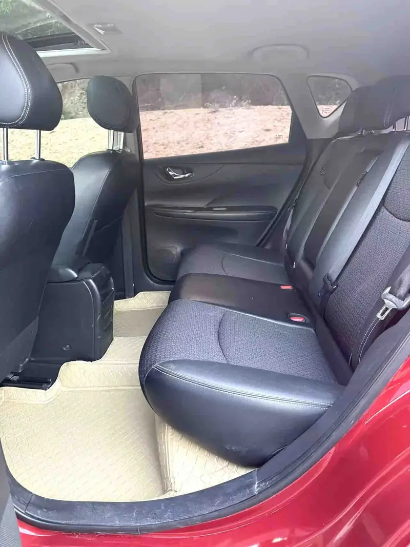 Vehicle photo 6