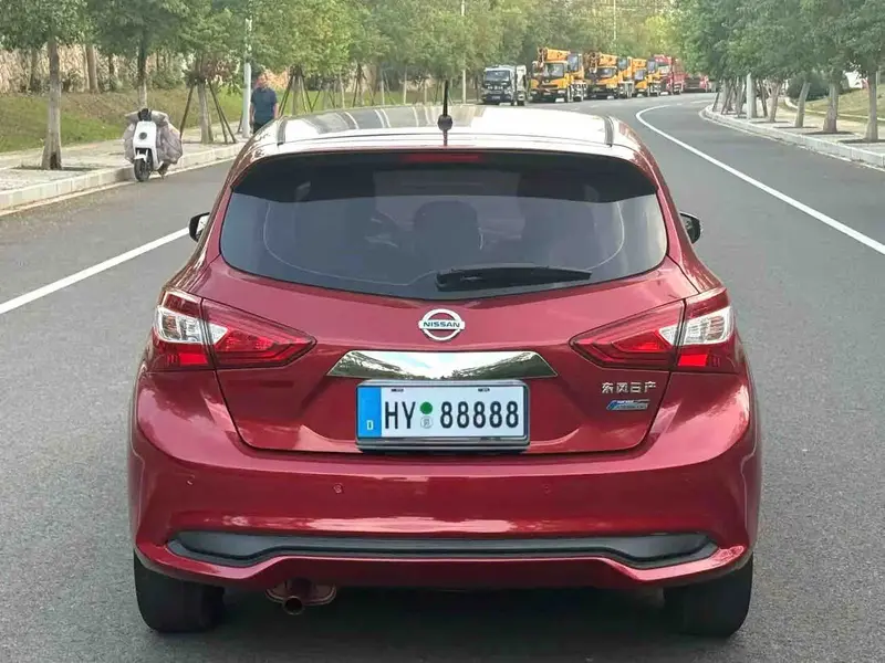Vehicle photo 8