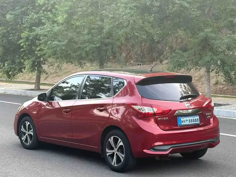 Vehicle photo 9