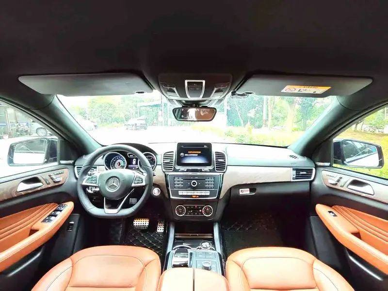 Vehicle photo 6