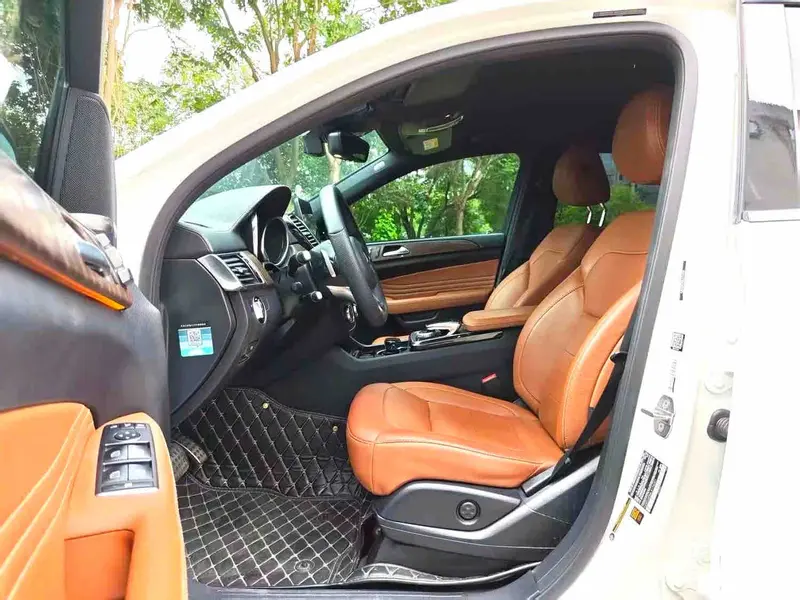 Vehicle photo 8
