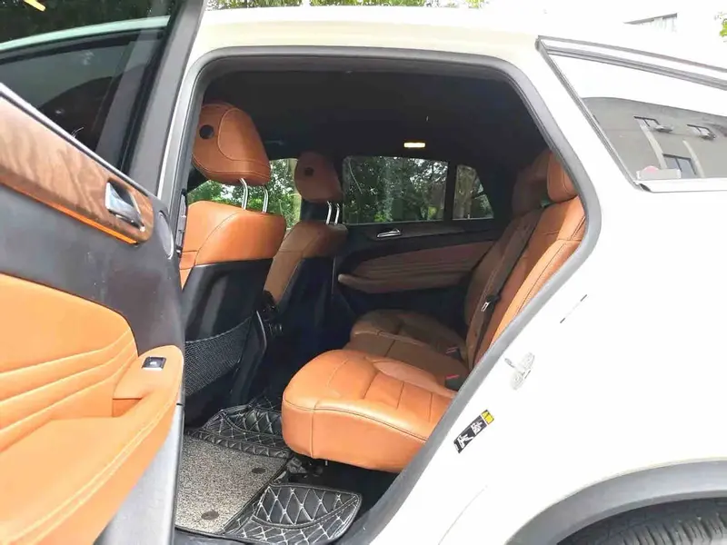 Vehicle photo 9