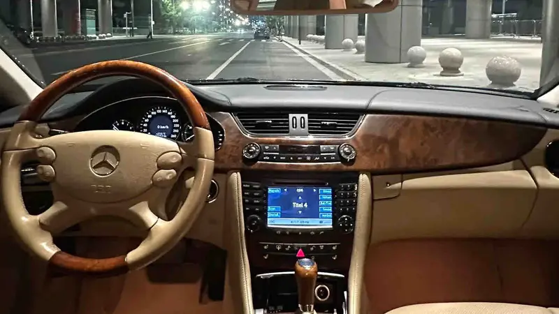 Vehicle photo 7