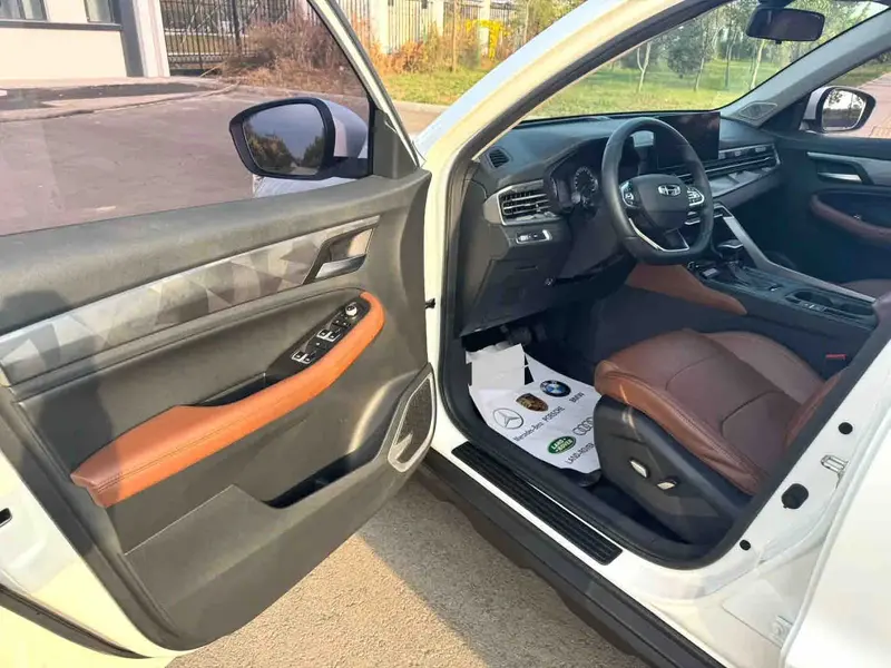 Vehicle photo 7