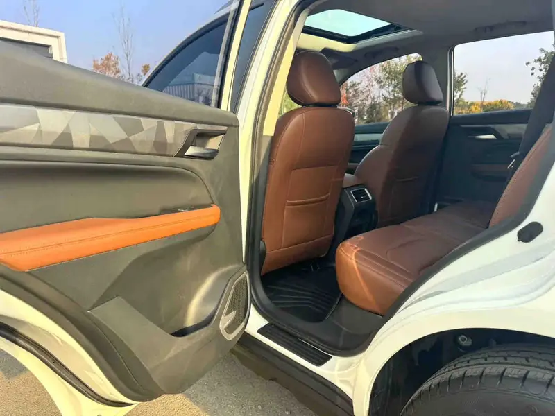Vehicle photo 8