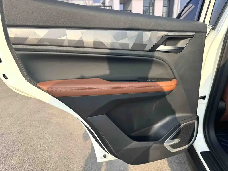 Vehicle photo 12