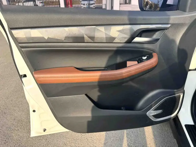 Vehicle photo 13