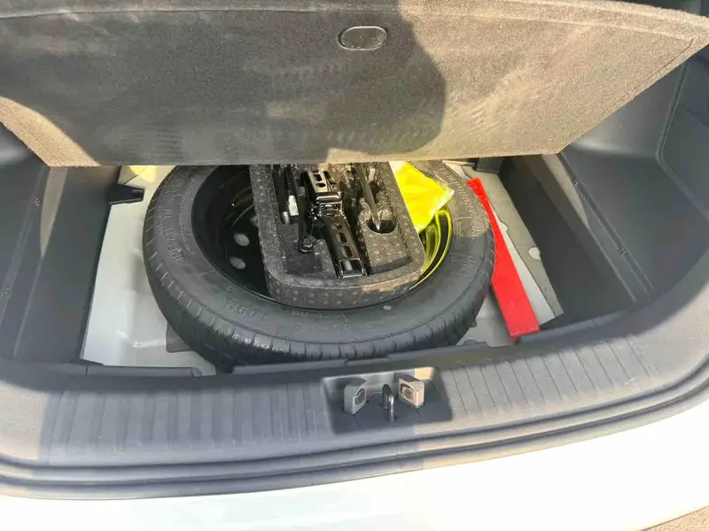 Vehicle photo 18