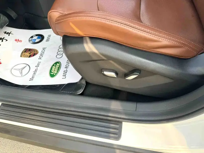 Vehicle photo 19