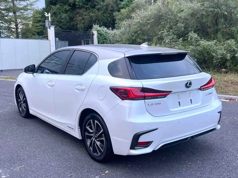 Vehicle photo 4