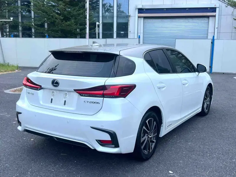 Vehicle photo 5
