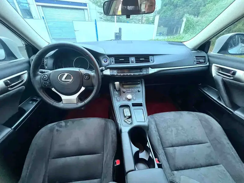 Vehicle photo 7