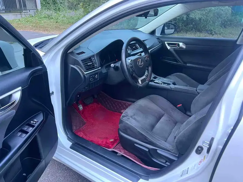 Vehicle photo 8
