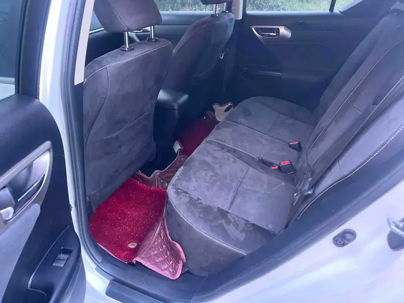 Vehicle photo 9