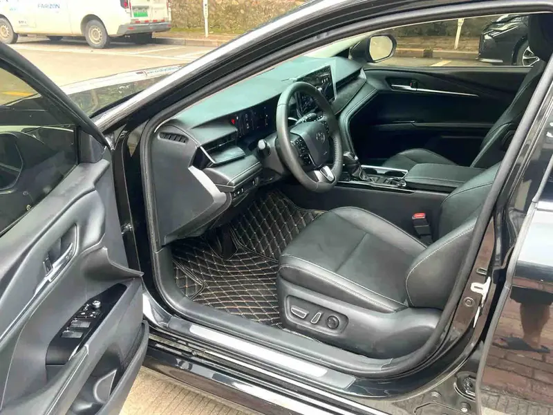 Vehicle photo 8