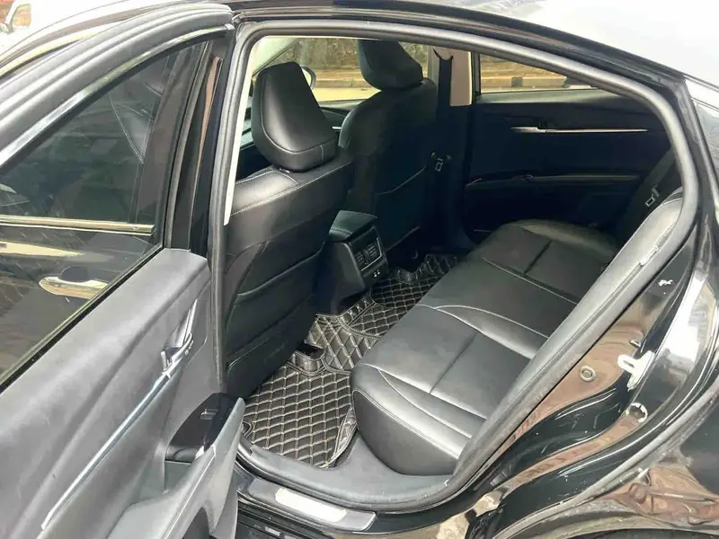 Vehicle photo 9