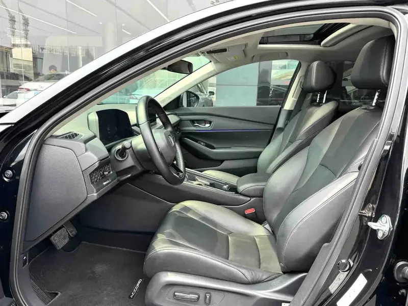Vehicle photo 4