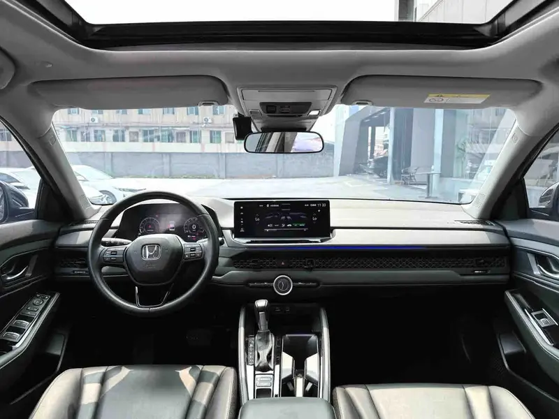 Vehicle photo 5