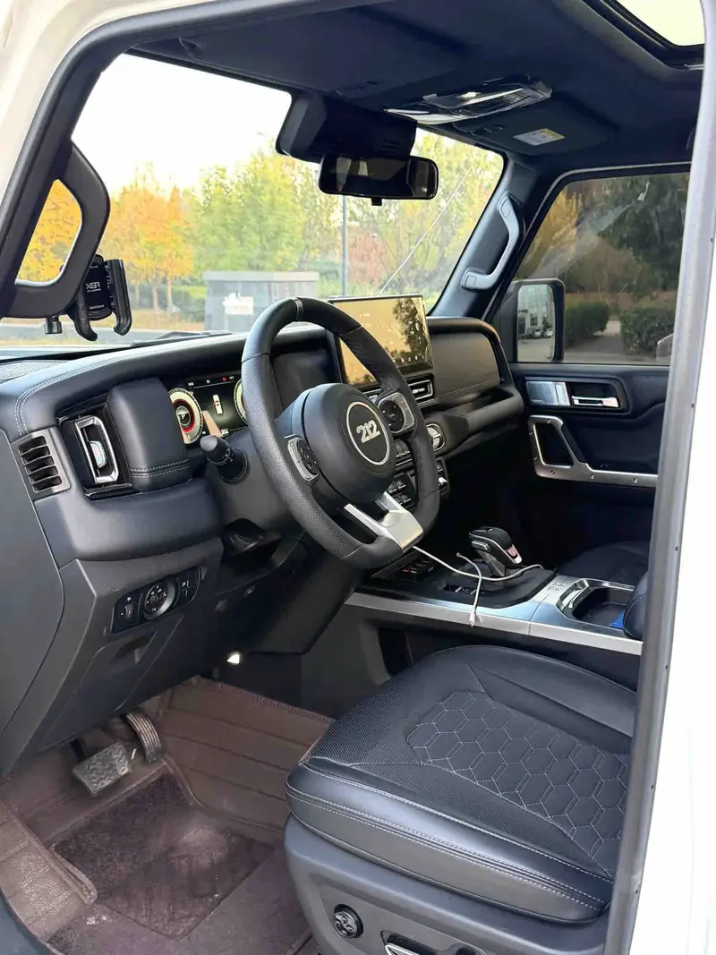 Vehicle photo 7