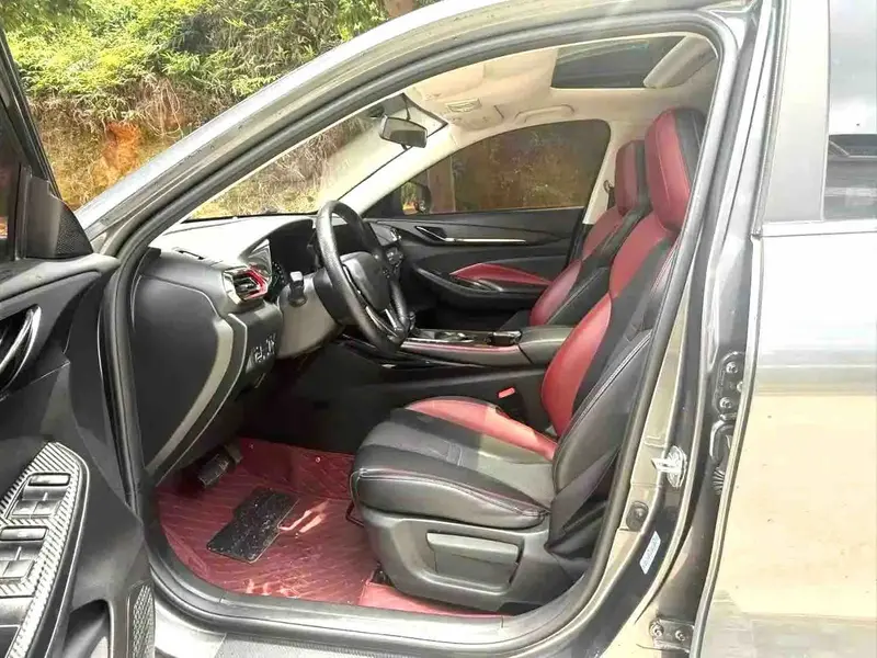 Vehicle photo 6