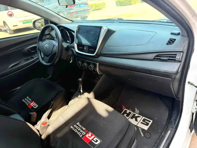 Vehicle photo 6