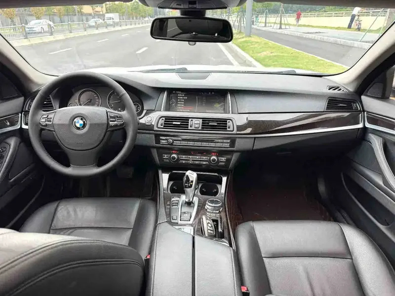 Vehicle photo 7