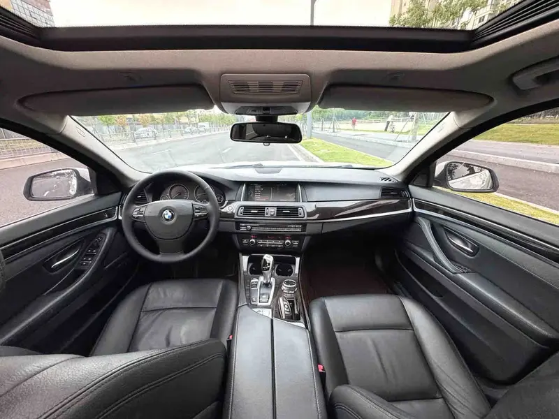 Vehicle photo 8