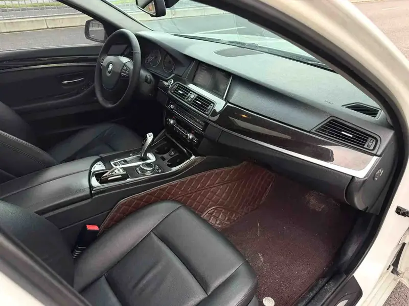 Vehicle photo 9