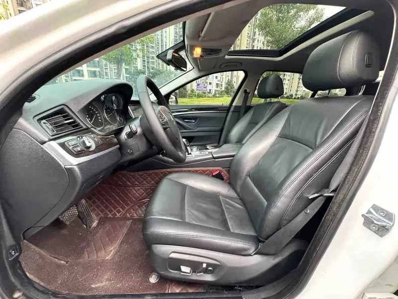 Vehicle photo 10