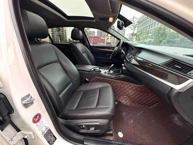 Vehicle photo 11